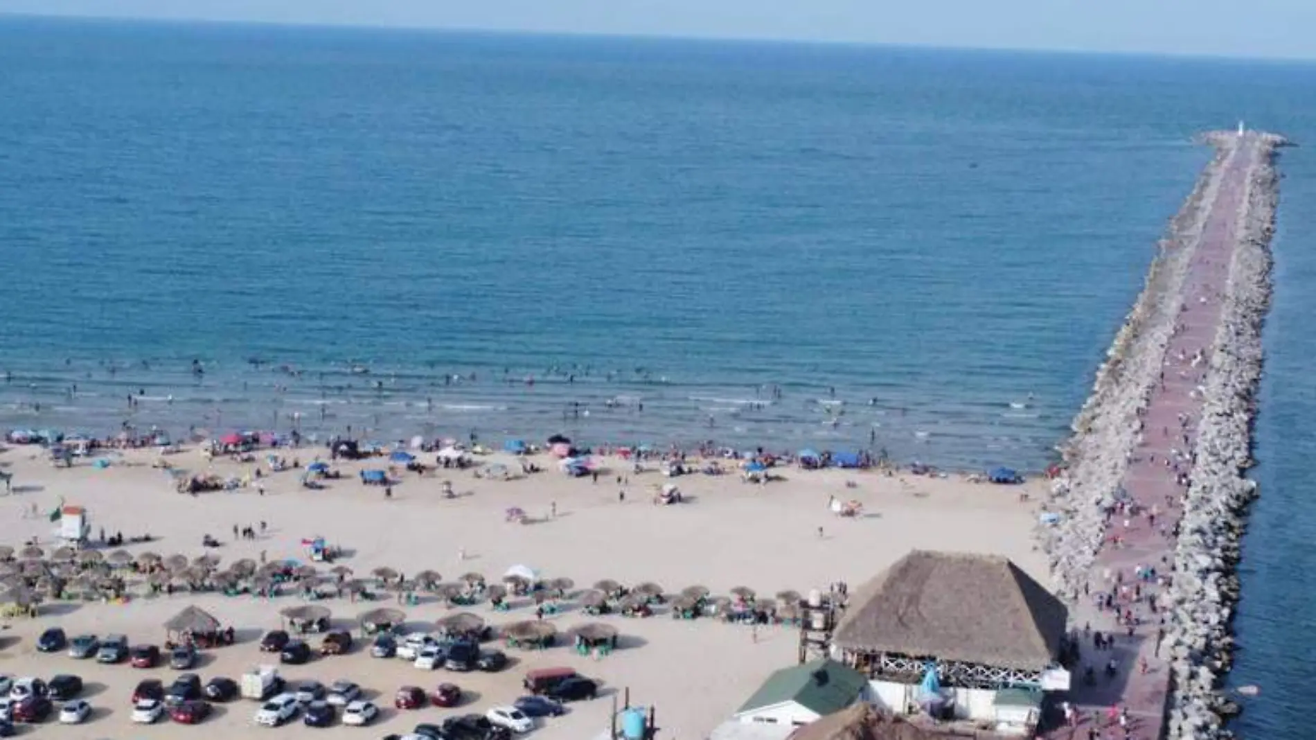 Agua de mar en playa Miramar en Tamaulipas 